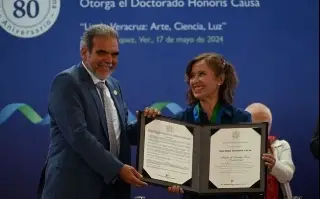 Imagen UV entrega Doctorado Honoris Causa a María Rojo y Alicia de Alba Ceballos
