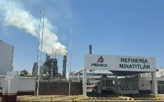 Imagen Falla en refinería Lázaro Cárdenas genera columna de humo; afecta colonias de Minatitlán