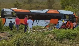 Imagen Se accidenta autobús en autopista de Veracruz; reportan decenas de lesionados