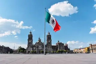 Imagen Juez ordena izar bandera nacional en Zócalo de CDMX durante la “Marea Rosa