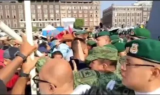 Imagen 'Grupo de choque' agrede a militares que izan bandera en Zócalo por 