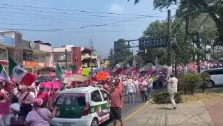Imagen Cientos de personas marchan con la 'Marea Rosa' en Xalapa, Veracruz 