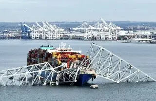 Imagen Carguero Dali que derrumbó el puente en Baltimore, es remolcado a puerto