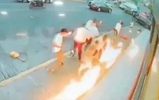 Imagen Grupo de mariachis fue quemado por tragafuegos afuera del 