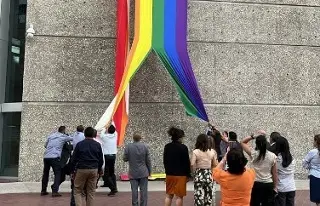 Rompen banderas LGBT en sede del Infonavit; 'es un acto de barbarie', dice director