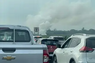 Imagen Atienden incendio en el cruce de Central de Abasto y la Veracruz-Xalapa (+Video)