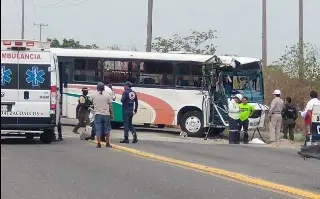 Imagen Un muerto deja encontronazo entre autobús de Pemex y locomotora