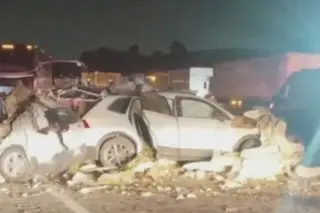 Imagen Deja 3 muertos impacto de tráiler a 3 autos en autopista
