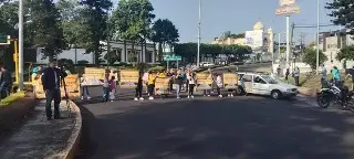 Imagen Bloquean en ambos sentidos importante avenida en Xalapa, Veracruz