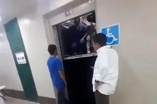 Imagen Se atora elevador del IMSS de Cuauhtémoc con paciente y enfermera adentro