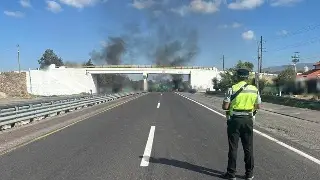 Imagen Caos vial: Manifestantes queman llantas y bloquean autopista Puebla - Córdoba