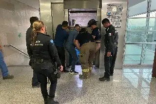 Rescatan a 2 personas tras quedar atrapadas en elevador de hospital 
