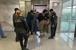 Quedan atrapadas dos personas en elevador de hospital al sufrir 'una breve pausa'