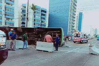 Se voltea autobús de pasajeros en Boca del Río 