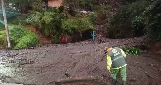 Por riesgo de derrumbe evacuan a 61 personas de Rafael Delgado