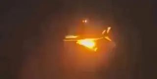 Imagen Avión aterriza de emergencia con un motor en llamas