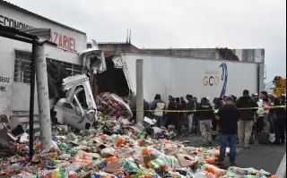 Imagen Rapiñeros roban 30 toneladas de refresco de tráiler accidentado
