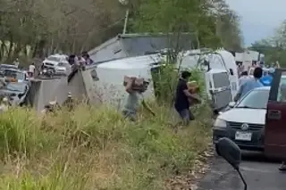 Imagen Realizan rapiña de cerveza tras volcadura de tráiler en carretera de Veracruz 