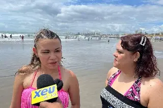 Imagen Después de la marea alta, turistas disfrutan de las playas en Veracruz