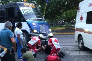 Camión de pasaje casi aplasta motoneta con dos personas en Centro de Veracruz 