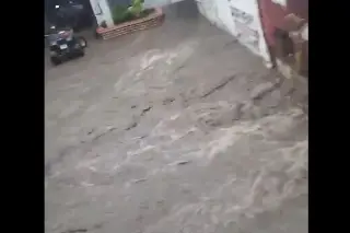 Carretera de Plan del Río se inunda por lluvias
