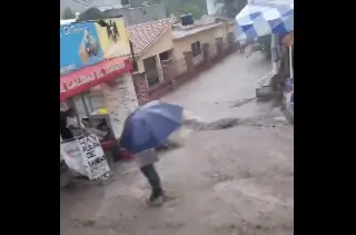 Se inunda por lluvias carretera en Plan del Río, Veracruz