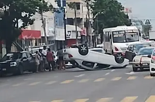 Imagen Auto queda llantas arriba tras fuerte accidente en avenida de Veracruz 