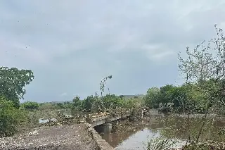 Imagen Reportan 2 puentes obstruidos en Soledad Doblado por creciente de río Limones