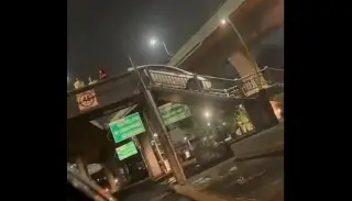 Imagen Viral | Auto se atora en escaleras de puente peatonal (+Video)