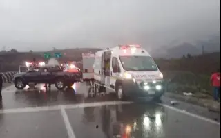 Imagen Al menos un muerto y 8 heridos deja volcadura de camioneta en autopista de Veracruz
