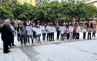 Imagen Se manifiestan alumnos del Tebaev frente al palacio municipal de Veracruz