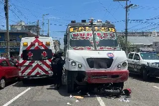 Camión urbano circula en sentido contrario en Veracruz y atropella a motociclista 