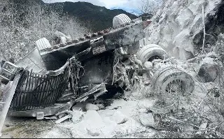 Imagen Aparatosa volcadura de tráiler en autopista de Veracruz; hay 2 muertos