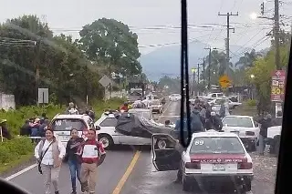 Imagen Bloquean carretera a Huatusco; no tienen agua por cierre de válvulas en Chocamán