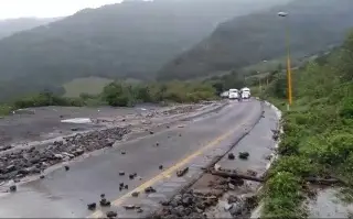 Imagen Deslizamiento de piedra y lodo ocasiona el cierre total de la autopista Orizaba-Puebla