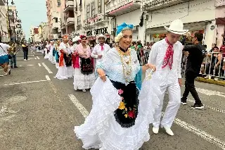 Imagen Exreinas y exreyes del Carnaval de Veracruz desfilan con traje típico