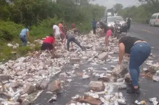 Imagen Rapiña de cerveza tras volcadura de tráiler en carretera de Veracruz