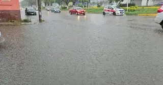 Imagen Fuertes lluvias en Poza Rica provoca daños en carros particulares 