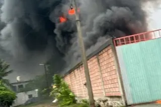 Imagen Tráiler se incendia en colonia de Veracruz 