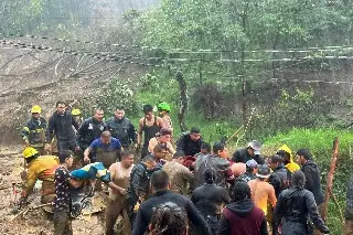 Imagen Rescatan a personas atrapadas tras deslaves en Xalapa 