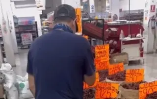 Imagen Carlos Vives aprovecha Veracruz para turistear; come cacahuates en mercado