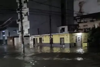Imagen Calles inundadas y autos varados tras lluvia en Veracruz - Boca del Río 