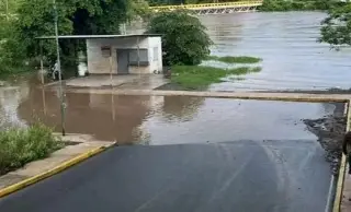Imagen Familias resultan afectadas por desborde de arroyos en localidades de Cotaxtla, Veracruz