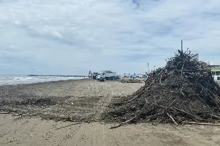 Imagen Gran cantidad de palizada llega a playas de Boca del Río; realizan limpieza