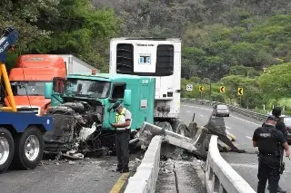 Imagen Tráiler choca contra muro de contención y base de puente en autopista de Veracruz 