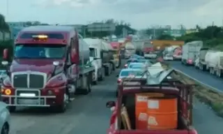 Imagen Reportan hasta 5 kilómetros de fila en autopista de Veracruz 
