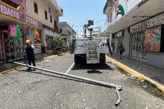 Imagen Cae poste y luminaria en Veracruz; tome precauciones 