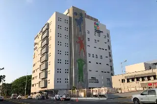 Imagen Lluvia dañó aires acondicionados: Hospital de Alta Especialidad de Veracruz tras protesta 
