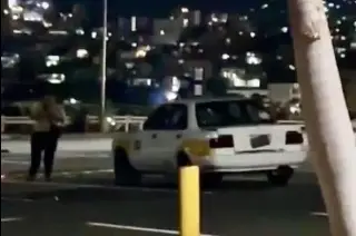 Imagen Abandonan taxi con al menos tres cuerpos en un estacionamiento