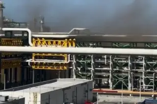 Imagen Evacuan a trabajadores de la refinería de Dos Bocas por presunta fuga de gas
